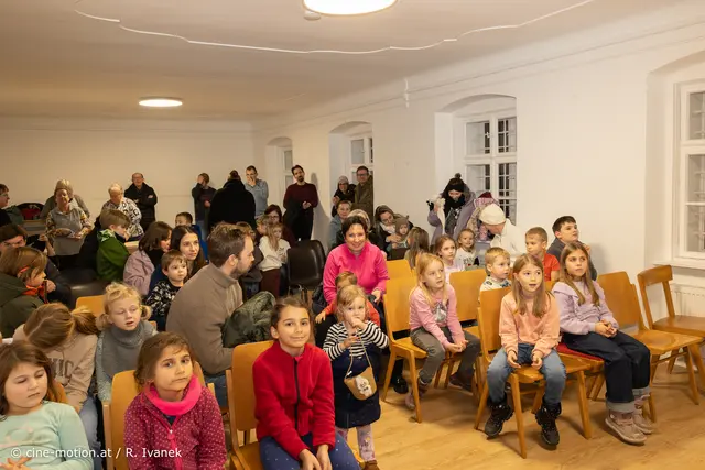 31 Kinder folgten aufmerksam dem Kasperl, manche auf dem Schoß ihrer Eltern oder sicherer Umgebung. | Foto: cine-motion.at / R. Ivanek