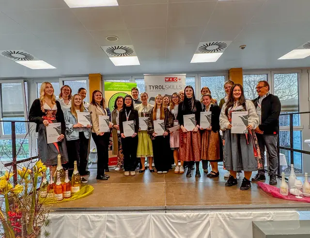 Spitzenleistungen aus Tirol – Die Gewinnerinnen und Gewinner der TyrolSkills: Im Bild die Siegerehrung "Hotel-Rezeption " der Tyrol Skills 2025 in Absam. | Foto: WKO