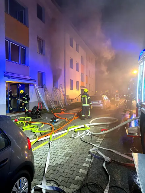 Ein Atemschutztrupp startete einen Löschangriff über ein straßenseitiges Fenster.  | Foto: FF Neusiedl am See