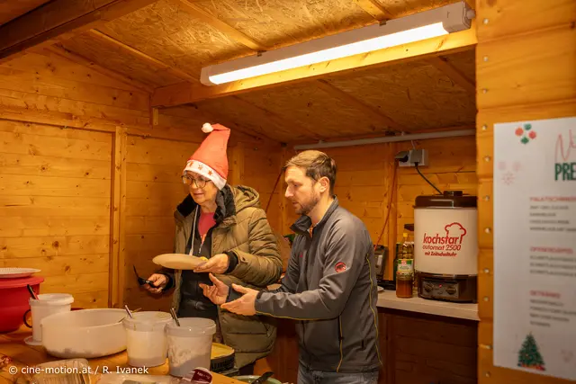 Elke Takacs als Palatschinkenköchin, während Franz-
Florian Allard für die Ofenkartoffel zuständig war (vlnr). | Foto: cine-motion.at / R. Ivanek