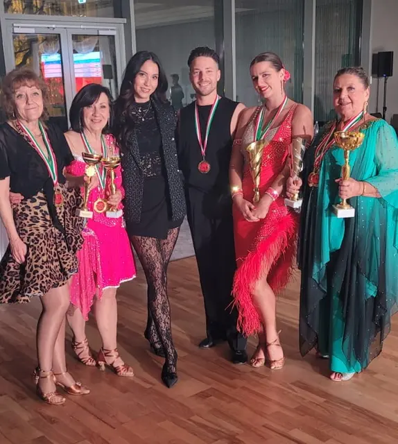 Die Siegerinnen auf einem Bild. Lucia Fröschl, Christa Kramer - die Betreuerin Valeria Seara Salustio, Tanzprofi Christoph Holzcik - Anna Dorner und Christa Scharinger. | Foto: TSC Titan Marchfeld