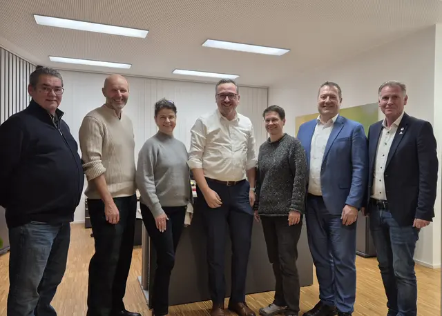 V. l.: SPÖ-Fraktionsobmann Horst Mandl, Vizebürgermeister Andreas Giritzer, ÖVP-Fraktionsobfrau Michaela Königstorfer, Bürgermeister Christoph Meisinger, die Grüne Fraktionsobfrau Jenny Niebsch, Vizebürgermeister Manfred Schwarz und SPÖ-Gemeindevorstand Mario Moser-Luger.
 | Foto: Gemeinde Engerwitzdorf