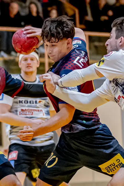 Adrian Edegger kämpft sich gegen die Deckung der Falken durch. | Foto: Robert Edegger