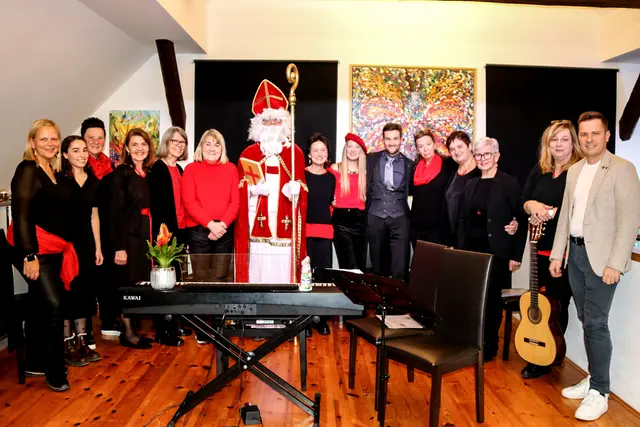 Der St. Kanzianer Künstler Robert Koch stellt im Haus der Kultur/Hiša kulture des Kulturvereins Drava in Schwabegg aus. Ein besonderer Gast der Vernissage war der Nikolaus. | Foto: Rosina Katz-Logar