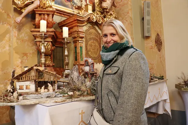 Tanja Prinz baute in ihre Krippe auch ein Stück Holz aus dem früheren Gasthaus Prinz in Fernitz-Mellach ein. | Foto: Edith Ertl