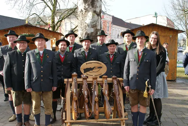 Die Kaiserschützen aus Feldkirch und die heimischen Prangerschützen sorgten für ohrenbetäubenden Salut zu Ehren des Jubilars. | Foto: Anna Maria Kaufmann