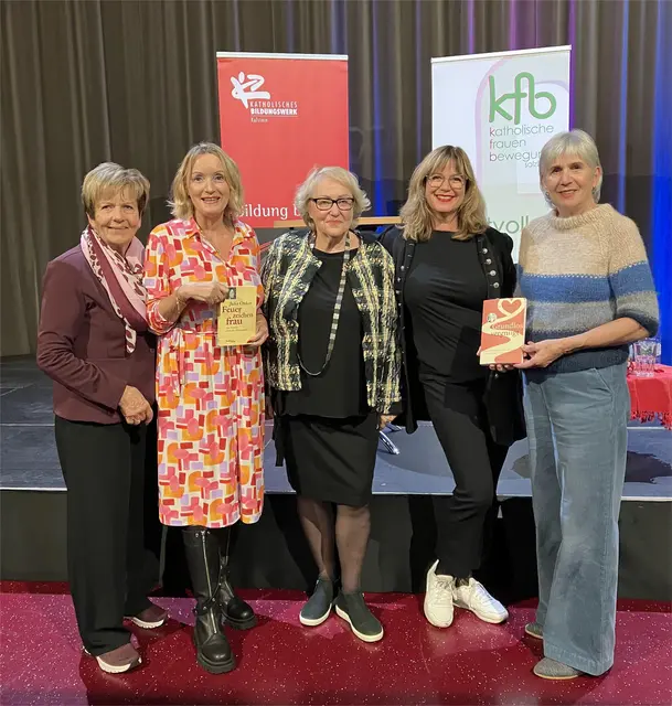 Julia Onken (Dritte von li), bekannte Schriftstellerin und langjährige Kämpferin für Frauenrechte, präsentierte ihr Buch „Grundlos vergnügt“. Maya Onken (Zweite von re), systemische Coachin und Ratgeber-Autorin, widmete sich in „Beziehungsstatus unzufrieden“ den Stolpersteinen moderner Liebesbeziehungen. 
Josefine Schlechter - langjährige Freundin und Wegbegleiterin von Julia Onken (ganz li) freute sich mit den beiden Organisatorinnen der Veranstaltung Tania Zawadil (kbw Kufstein u. kfb Regionalstelle Wörgl) und Elisabeth Höpflinger (kbw Kufstein) über einen Abend voller Inspiration und Empowerment.