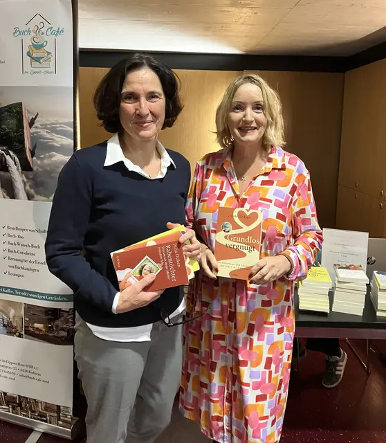 Tania Zawadil (re) kbw Kufstein Mitglied und von der kfb Regionalstelle Wörgl mit dem neuesten Buch der Schweizer Bestsellerautorin Julia Onken "Grundlos vergnügt".