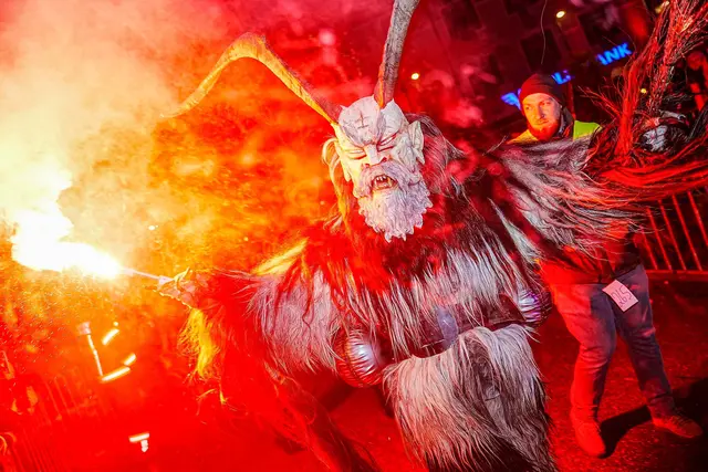 Kramperl und Perchten von insgesamt 94 Passen boten in Bad Goisern eine unvergleichliche Show. | Foto: Jannik Forstreiter