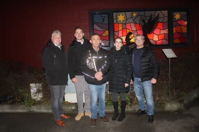 Das Adventfenster beim Musikerheim in Schöngrabern erleuchtete erstmals. | Foto: arbes