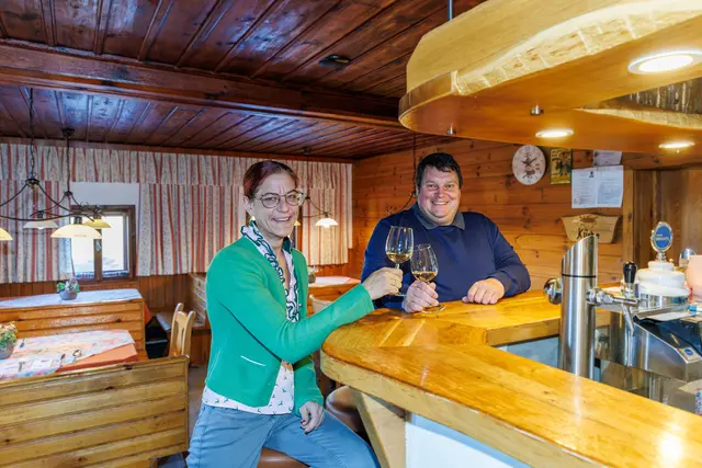 Die Familie Gruber betreibt nicht nur den gemütlichen Hoiswirt in Modriach-Winkel, sondern auch die beliebten Hoislifte, die unmittelbar am Gasthof angrenzen. | Foto: Region Graz - Harry Schiffer