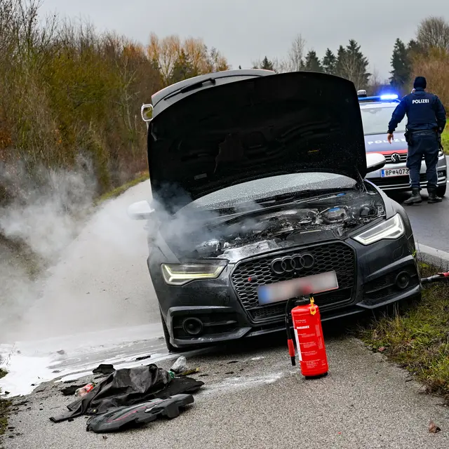 Die Feuerwehr Rohrbach hatte den Fahrzeugbrand auf der Wolferner Straße rasch unter Kontrolle. | Foto: Team Fotokerschi/Werner Kerschbaummayr