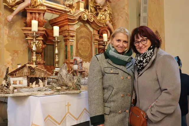 Tanja und Elfi Prinz vor der Krippe, die einen besonderen Bezug zur Familie in Fernitz-Mellach hat.  | Foto: Edith Ertl