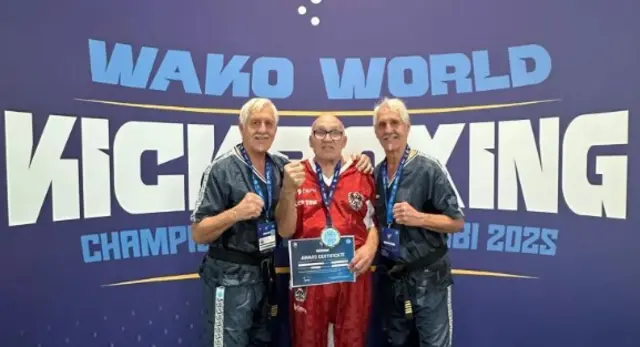 Para-Kickboxer Helmut Oberhofer-Bucher mit Gold und seinen Betreuern Peter und Charly Weinold.