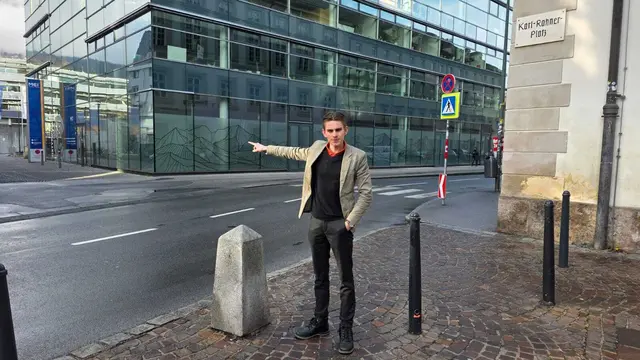 ÖH-Vorsitzender Julian Pfurtscheller kritisiert Folierung der Fassade und Leerstand. | Foto: ÖH MCI