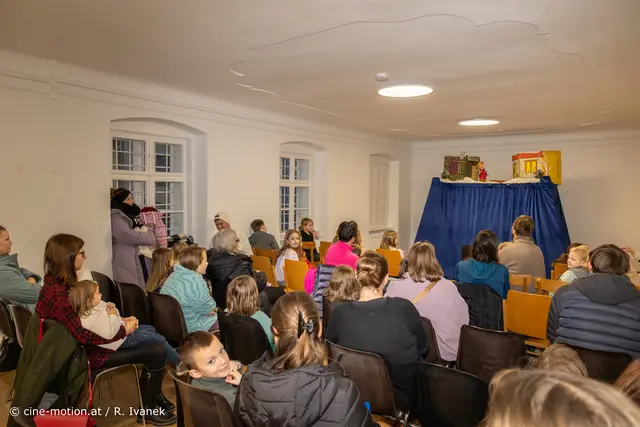 Pfarrsaal mit Kasperltheater. | Foto: cine-motion.at / R. Ivanek