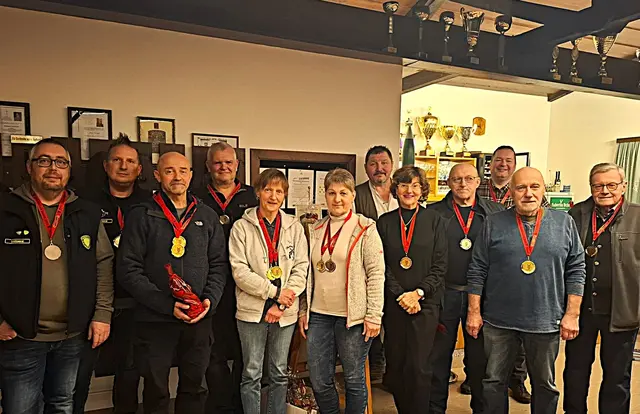  Walter Ofenauer, Thomas Exler, Bernhard Franek, Erwin Bohuslav, Birgitt
Kubjacek, Helga Proschinger, Oberschützenmeister Josef Kohzina, Michaela Haller, Peter
Milosits, Gernot Wiedermann, Karl Kubjacek, Erich Grünwald. | Foto: Christine Kohzina 