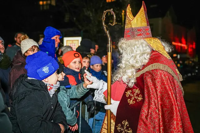 Natürlich war beim Salzkammergut-Krampuslauf auch der Nikolaus unterwegs. | Foto: Jannik Forstreiter