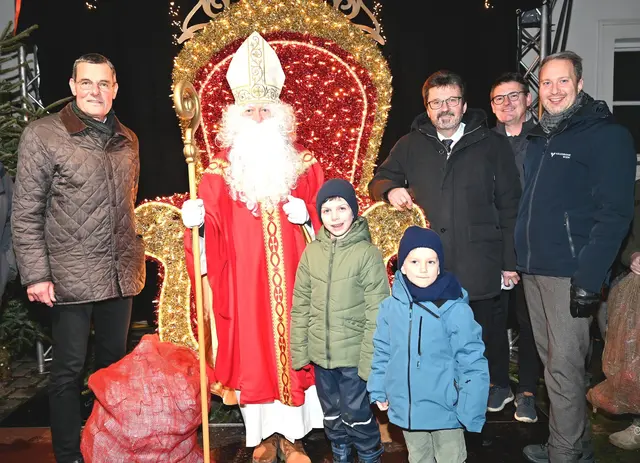 BH Stefan Grusch, Bgm. Gerhard Lentschig, Abgeordneter Linsbauer (beide ÖVP) und Regionaldirektor der Volksbank, Weidinger, mit dem Nikolaus. | Foto: Stadtgemeinde Horn / G. Hohenegger