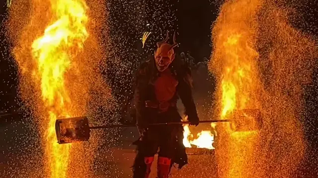 In ihrer Heimatgemeinde führten die Weißkirchner Autleufln ihre gewaltige Show auf und hinterließen mächtige Eindrücke bei den Besuchern am hiesigen Christkindlmarkt. | Foto: Philipp Braun