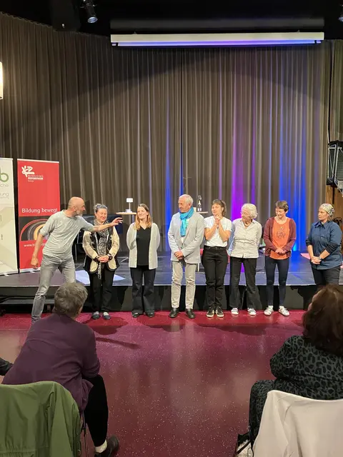 Theaterpädagoge und Joker des Forumtheaters "Das KuchenStück" Armin Staffler (ganz links) ist stolz auf die großartige Leistung seiner Schauspielerinnen und Schauspieler: Ingrid Gomille, Silvia Winkler, Verena Fuhrmann, Mirjam Rottensteiner, Britta Hegner, Yvonne Harder, Dietger Lathern.