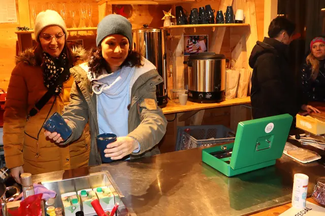 Charmantes Bedienungspersonal im Stand des Elternvereins Stainz