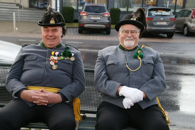 Diese beiden Vorarlberger Schützen mussten den Gottesdienst aus Platzmangel außerhalb der Kirche mitfeiern. | Foto: Anna Maria Kaufmann