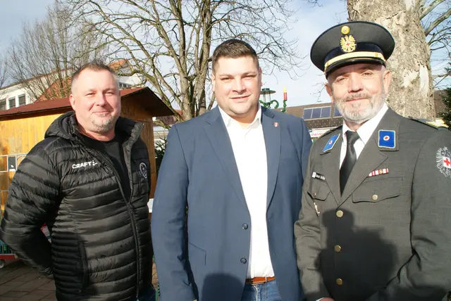 Von links: Franz Mrazek, Gemeinderat Michael Kristan und der Chef vom Roten Kreuz, Helmut Glettler. | Foto: Anna Maria Kaufmann