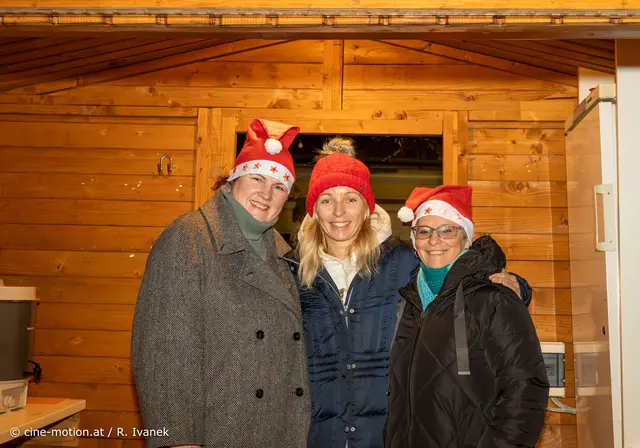 Ursula, Tina Skrdla und Sabine Kravagna im Punschstand (vrnl). | Foto: cine-motion.at / R. Ivanek