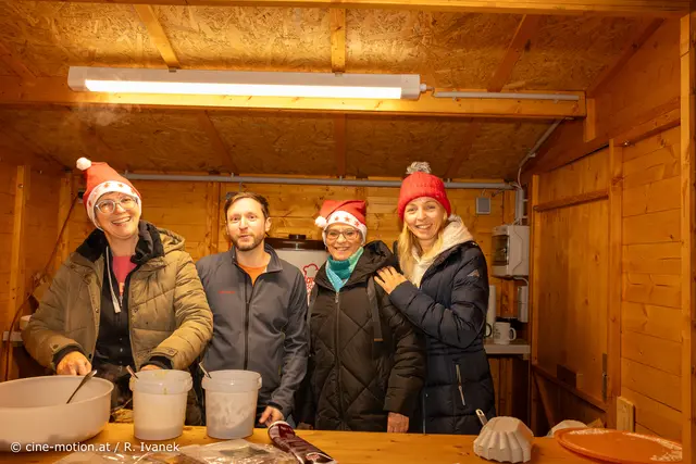 Eine kurze Pause bei der Speisenausgabe: Elke Takacs, Franz-Florian Allard, Sabine Kravagna und Tina Skrdla (vlrnr). | Foto: cine-motion.at / R. Ivanek