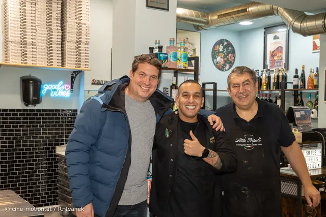 Hier die Veranstalter: Ronald Kampleitner von Infina mit Alberto Idrissi von Little Napoli mit seinem Helfer Guido (vlnr). | Foto: cine-motion.at / R. Ivanek