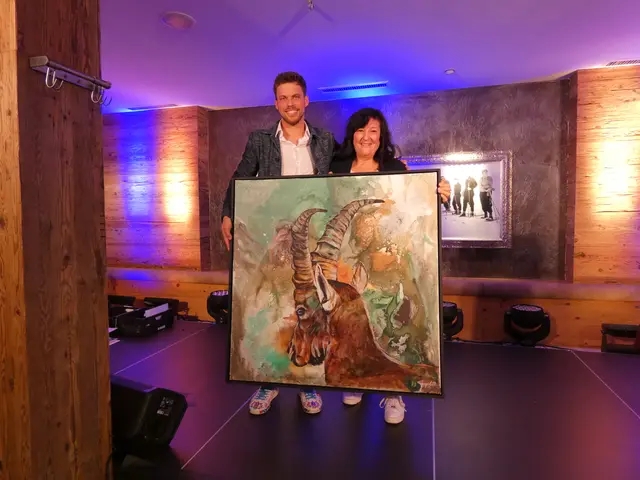 Lukas Pregenzer vom Hotel Tirol in Fiss ersteigerte um 4000 Euro das Bild von Künstlerin Margit Zangerl. Es wird in der hoteleigenen Kunstgalerie ausgestellt werden. 