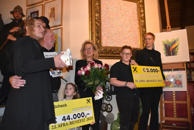 Ein weiteres Häuschen für die Familie Annaliese und Günther Stecher: Gabi Plattner, Geschäftsführerin Tiroler Frauenhaus (li.), und Verena Piegger, Obfrau Initiative Frauen helfen Frauen, danken der Familie Stecher für ihr unermüdliches Engagement. Enkel Julian und die kleine Lea präsentierten die Spendenschecks.