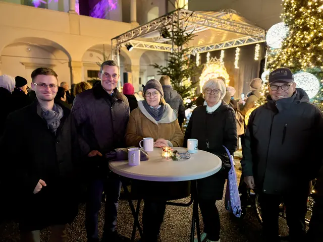 Ein gern geseherner Gast am Adventmarkt im Kunsthaus: Bezirkshauptmann Stefan Grusch mit Obmann Martin Seidl. | Foto: Markus Kahrer