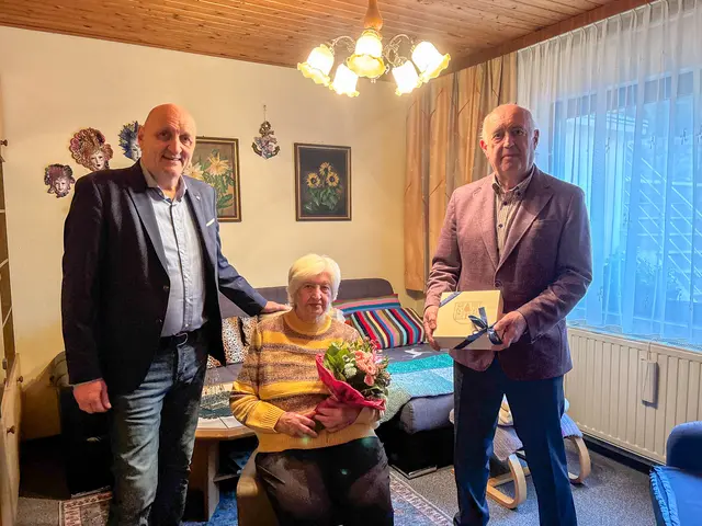 Bürgermeister Gerald Höchtel, Karoline Hosemann, GR Hermann Höchtl

 | Foto: Marktgemeinde Sieghartskirchen