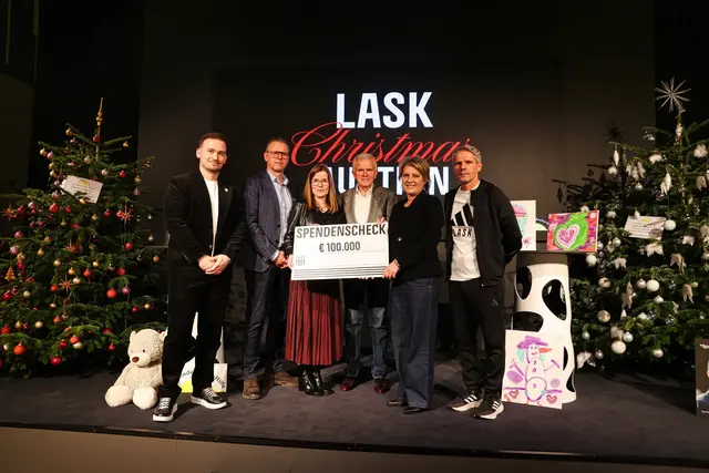 Stolzer Betrag: LASK-Geschäftsführer Mergim Bresilla, RLB-OÖ-CSO Stefan Sandberger, Katharina Hintersteiner (Kassierin OÖ. Kinder-Krebs-Hilfe), backaldrin-Eigentümer Peter Augendopler, Christiane Mundl (Obfrau OÖ. Kinder-Krebs-Hilfe) und LASK-Trainer Didi Kühbauer auf der Bühne mit dem Spendenscheck in der Höhe von 100.000 Euro. | Foto: LASK