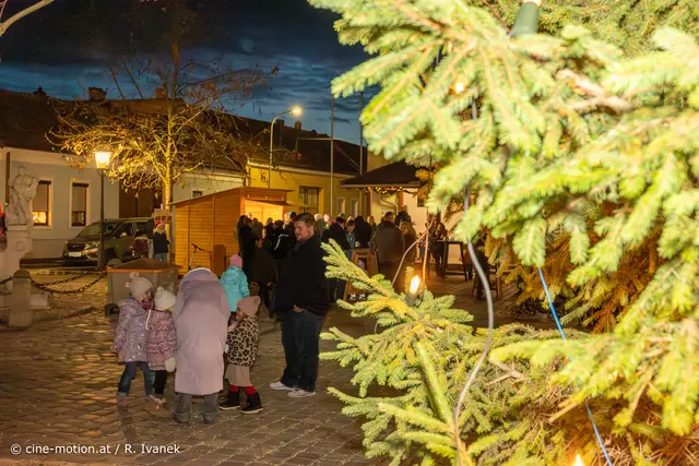 2 Hütten vor dem Kirchenplatz versorgten die Besucher. | Foto: cine-motion.at / R. Ivanek
