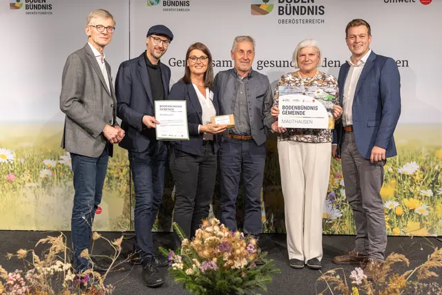 Christian Steiner, Vorstandsvorsitzender ELSA, Norbert Rainer, Geschäftsführer Klimabündnis OÖ, Gerlinde Larndorfer-Armbruster, Projektleiterin Bodenbündnis, Umweltausschuss-Obmann Karl Berger und Gemeindevorstand Andrea Hennerbichler aus Mauthausen, Umweltlandesrat Stefan Kaineder (von links nach rechts). | Foto: Land OÖ/Charlotte Guggenberger
