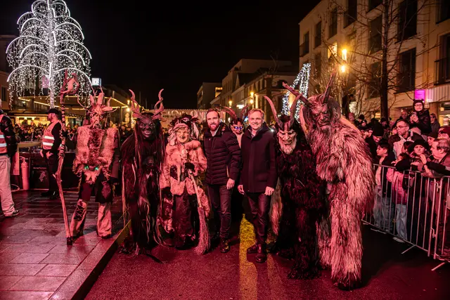 Über die Begeisterung an der Brauchtumspflege und eine volle Innenstadt zeigten sich Wirtschaftsstadtrat Martin Oberndorfer (ÖVP) und Marketing-Chef Peter Jungreithmair erfreut. | Foto: Rene Hauser