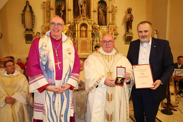 Von Landeshauptmann Doskozil wurde mit Bischof Zsifkovics das Godene Ehrenkreuz an Pfarrer Brei überreicht. | Foto: Johann Schleich