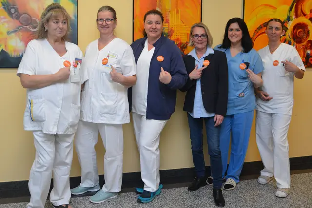 Der orange Button als sichtbares Zeichen im Landesklinikum Stockerau gegen Gewalt an Frauen.  | Foto: Landesklinikum Korneuburg-Stockerau