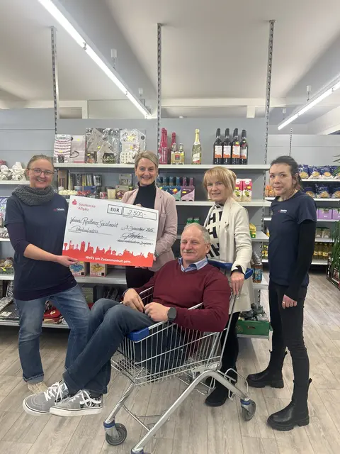 Auch in diesem Jahr durfte sich der Paulusladen Reutte über eine großzügige Spende vom Walderlebniszentrum freuen. | Foto: Walderlebniszentrum Ostallgäu-Außerfern