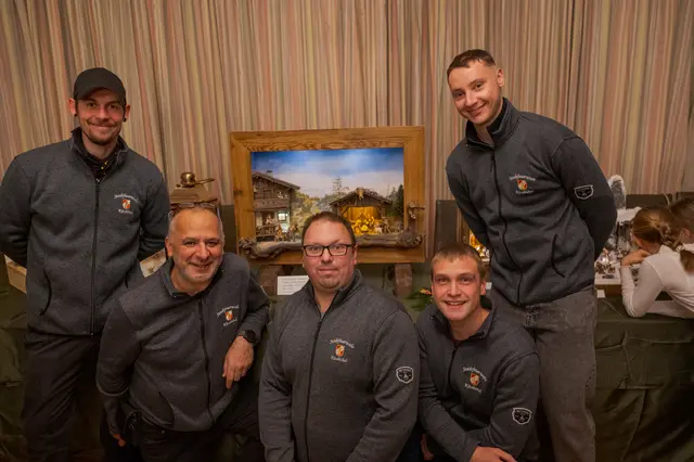 Die fertiggestellte Krippe wurde im Rathaus gesegnet. | Foto: Stadtfeuerwehr Kitzbühel