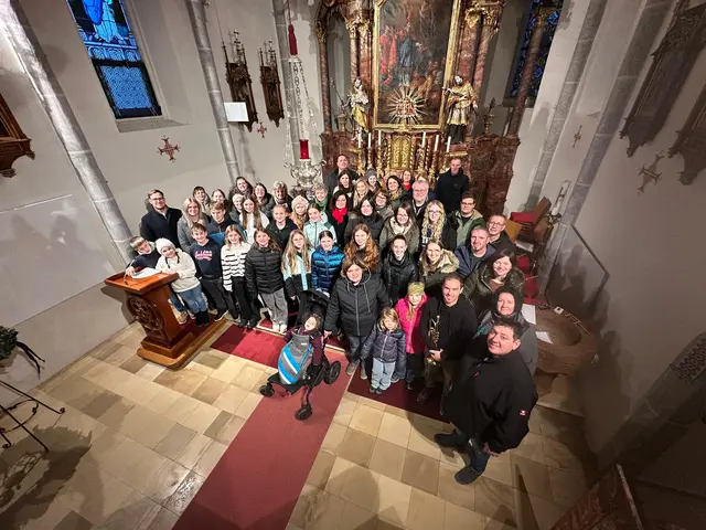 Familie Mühlböck (vorne) war beim "Advent miteinond" in der Pfarrkirche Waldkirchen mit dabei.  | Foto: MV Waldkirchen-Aichberg