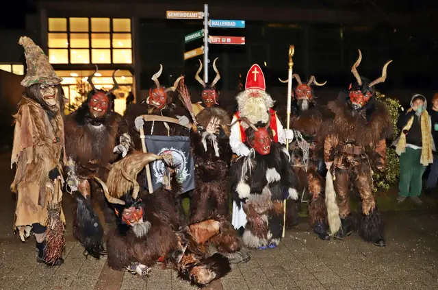 Auch die Perchten der Höllkogelpasse waren beim Ebenseer Weihnachtsmarkt dabei. | Foto: Hörmandinger