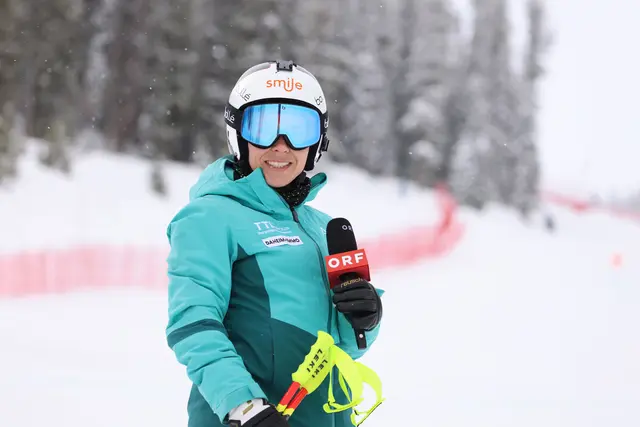 Nici Schmidhofer mit Mikrofon als Werkzeug. | Foto: GEPA pictures