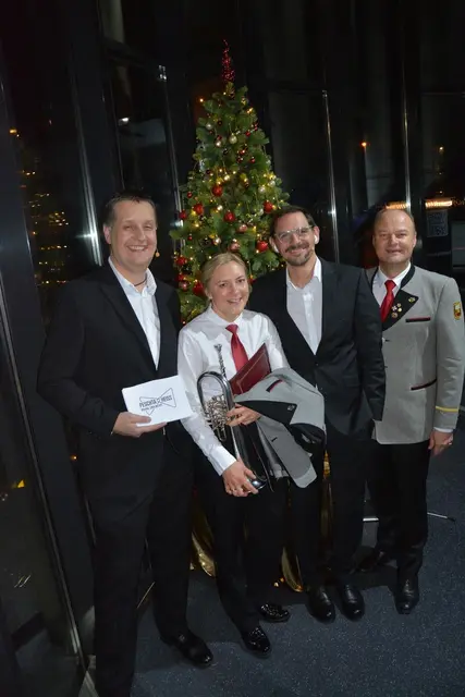 Die Moderatoren "Peschta &amp; Heiss" mit Obfrau Maria Scharnagl-Prosch und Kapellmeister Johannes Puchleitner (re).  | Foto: Veronika Spielbichler