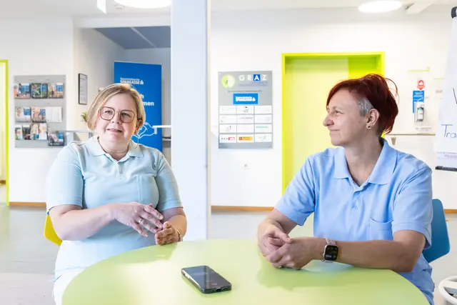 Würden beide ihren Beruf nicht missen wollen: Tanja Weber-Tinnacher (l.) und Anita Held. | Foto: Konstantinov