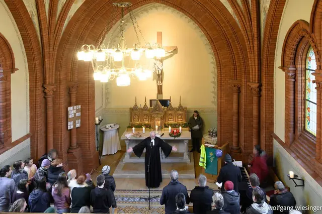 Der Schlusssegen gilt der Gemeinde, Stadt und Kirche  | Foto: Wolfgang Wiesinger