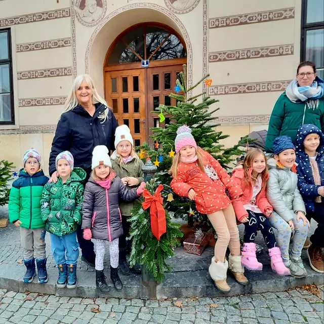 Die Kinder bemalten Sterne, Engel, Rentiere und Stiefel, verzierten sie mit Glitzer und durften ihre fertigen Werke anschließend an den Christbäumen vor dem Gemeindeamt aufhängen.